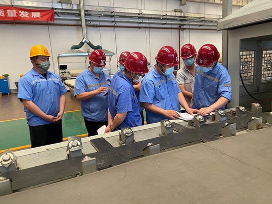 天海工业党委书记、董事长李俊杰深入四型瓶车间调研指导工作 (1).png 天海工业党委书记、董事长李俊杰深入四型瓶车间调研指导工作 (1).png